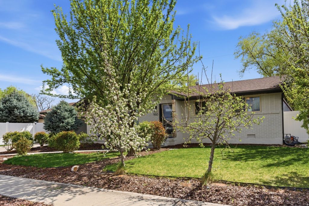 Photo of 960 E SAGEHILL DR, Millcreek, UT 84124 (MLS # 2151552)