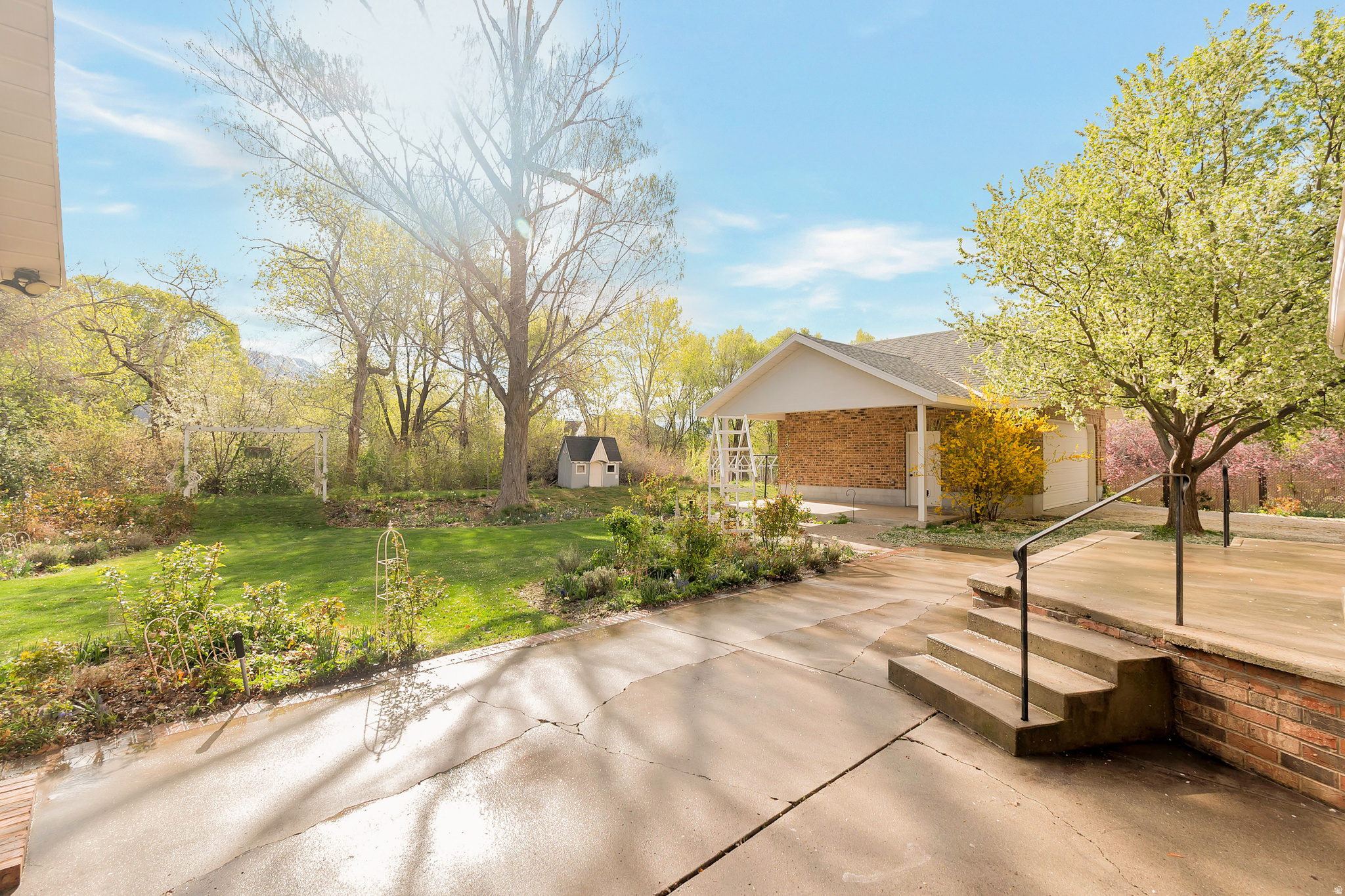 RIVER EDGE - Residential