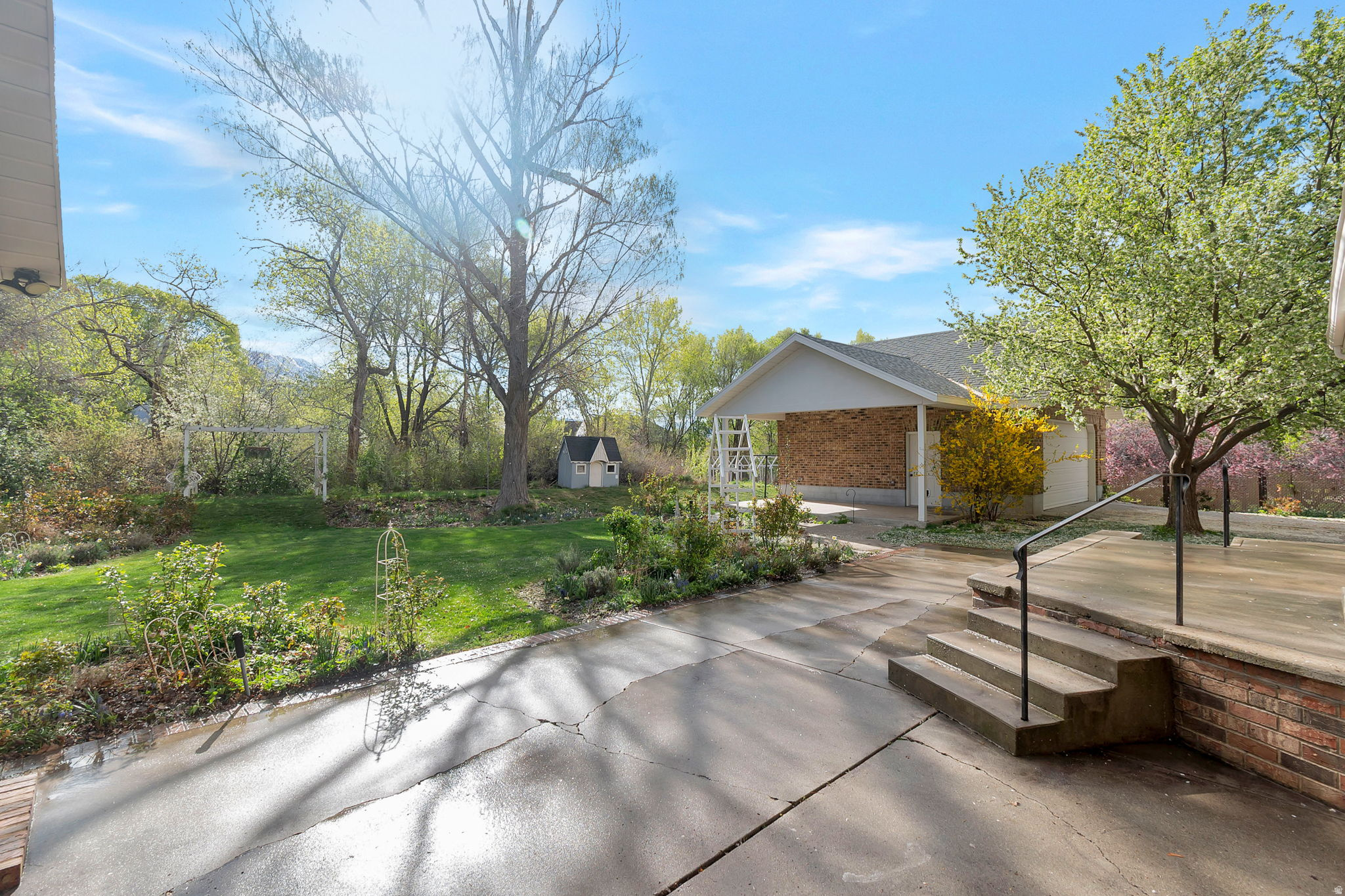 RIVER EDGE - Residential