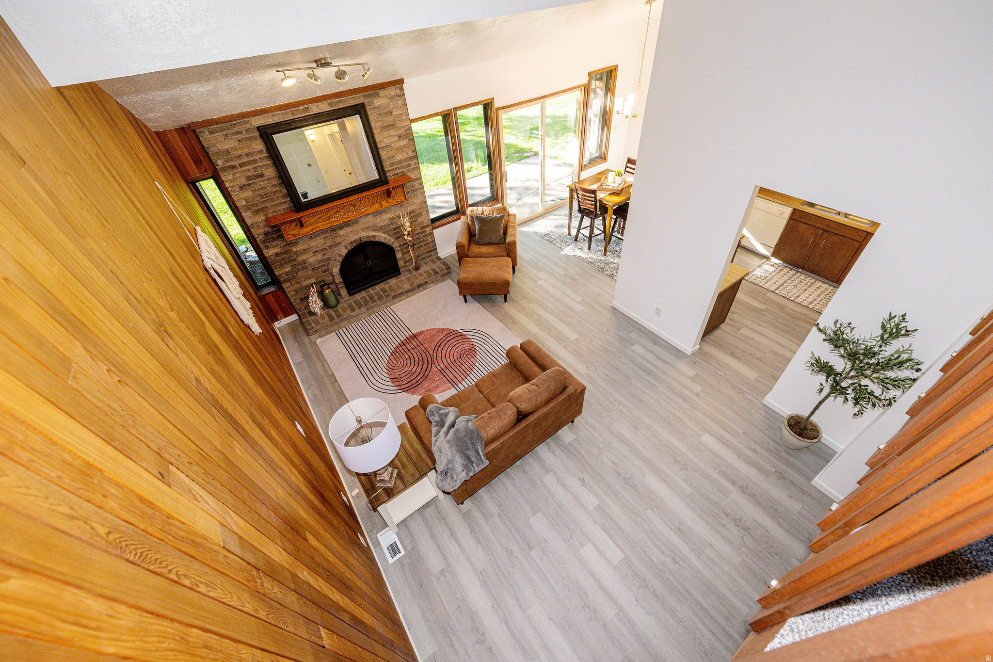 WHITE BARN - Residential Income