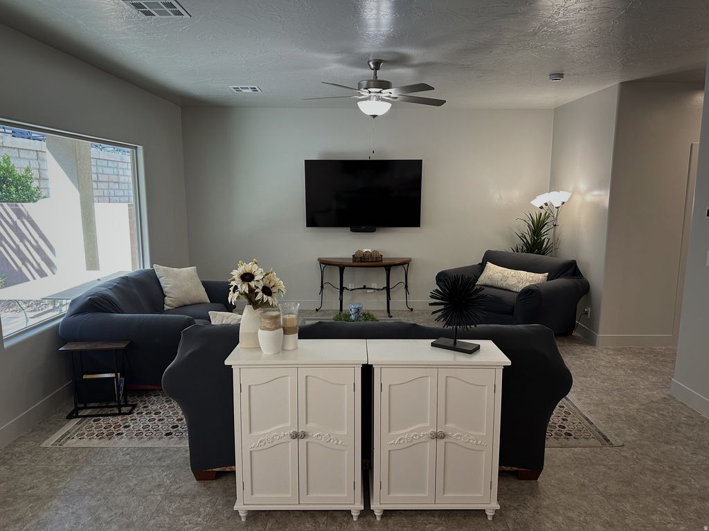 Photo of 528 S RIVERBED DR, Washington, UT 84780 (MLS # 2155127)
