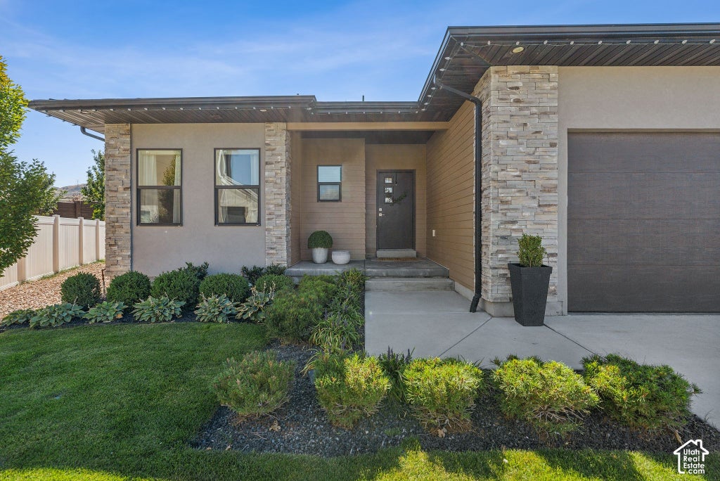 Photo of 1727 W PACKSADDLE CIR, Bluffdale, UT 84065 (MLS # 2189146)