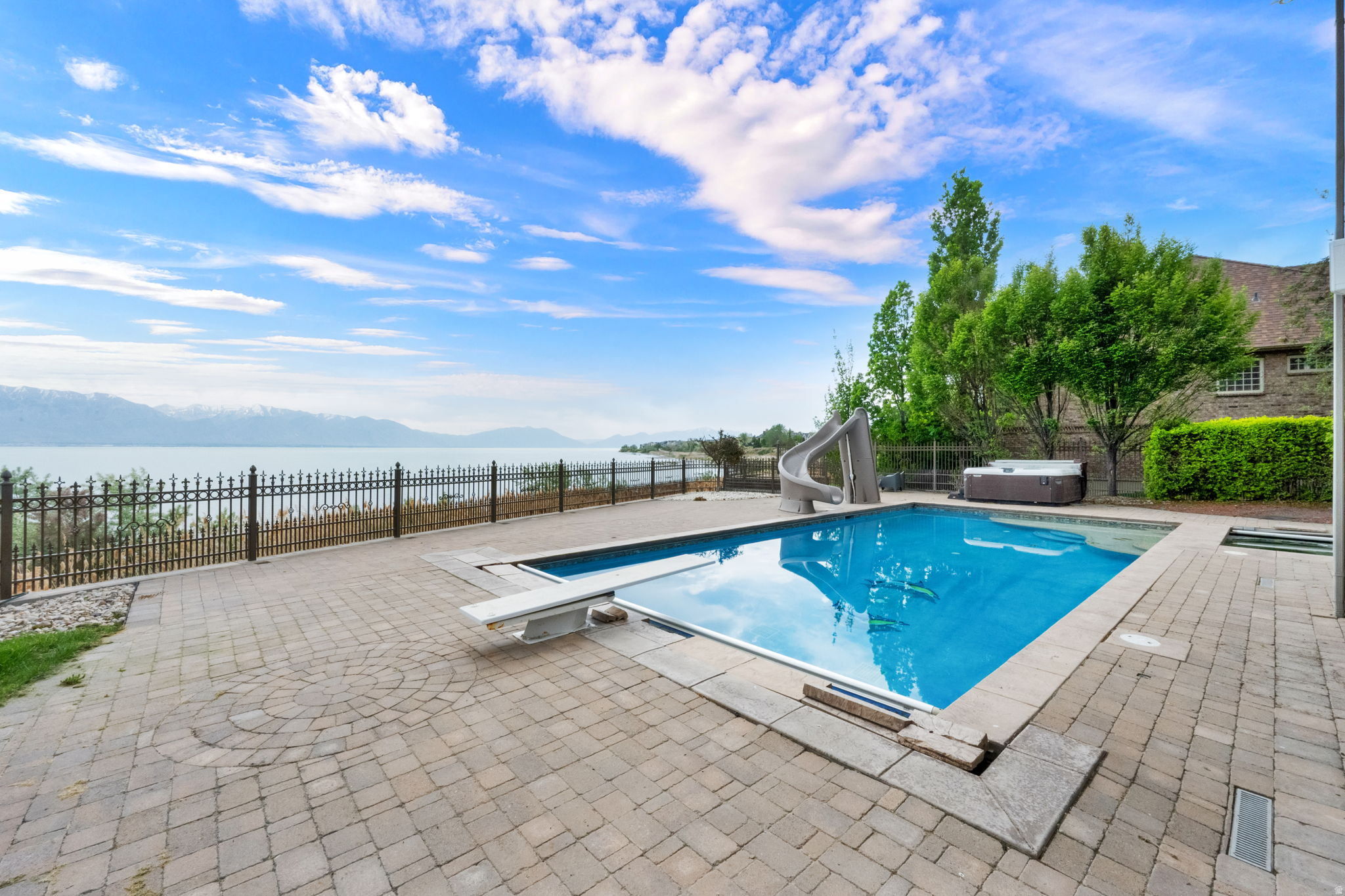 SARATOGA SPRINGS - Residential