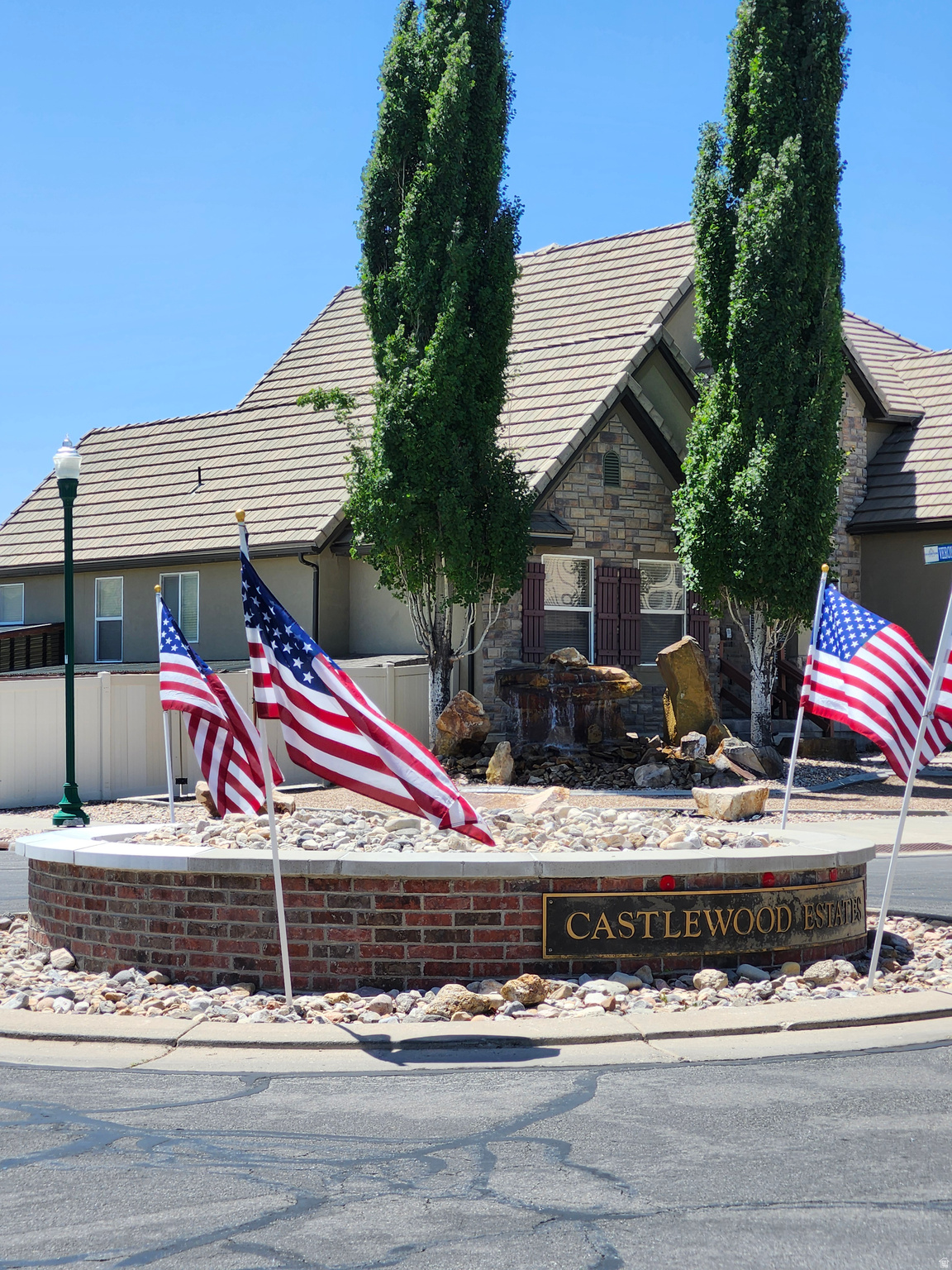 CASTLEWOOD - Residential