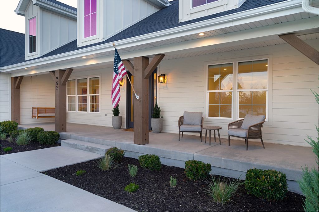 Photo of 1952 COMANCHE CIR, Farmington, UT 84025 (MLS # 2154856)