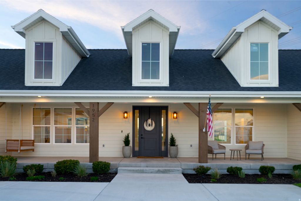 Photo of 1952 COMANCHE CIR, Farmington, UT 84025 (MLS # 2154856)