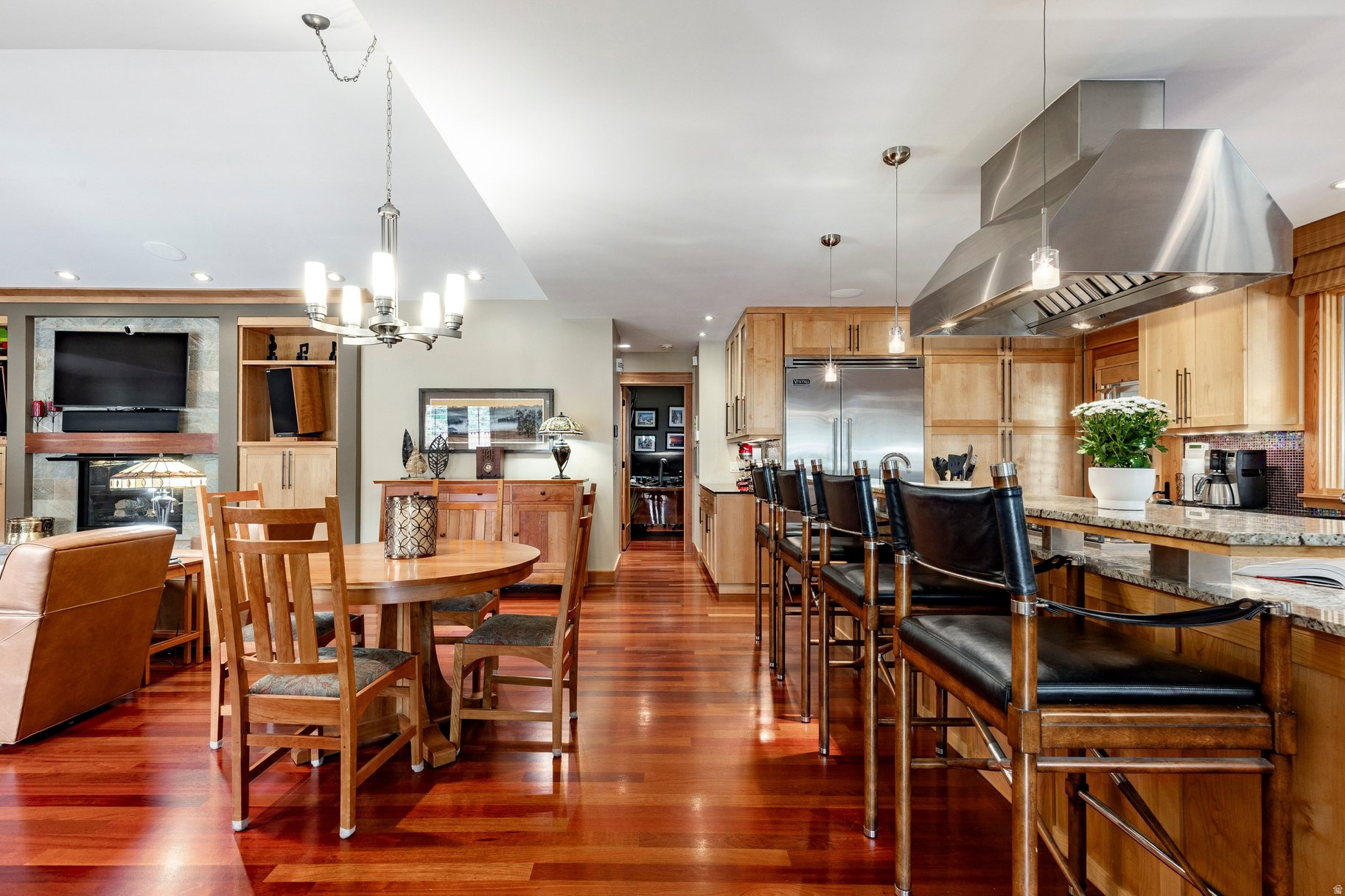 HIGHLAND CIRCLE - Residential