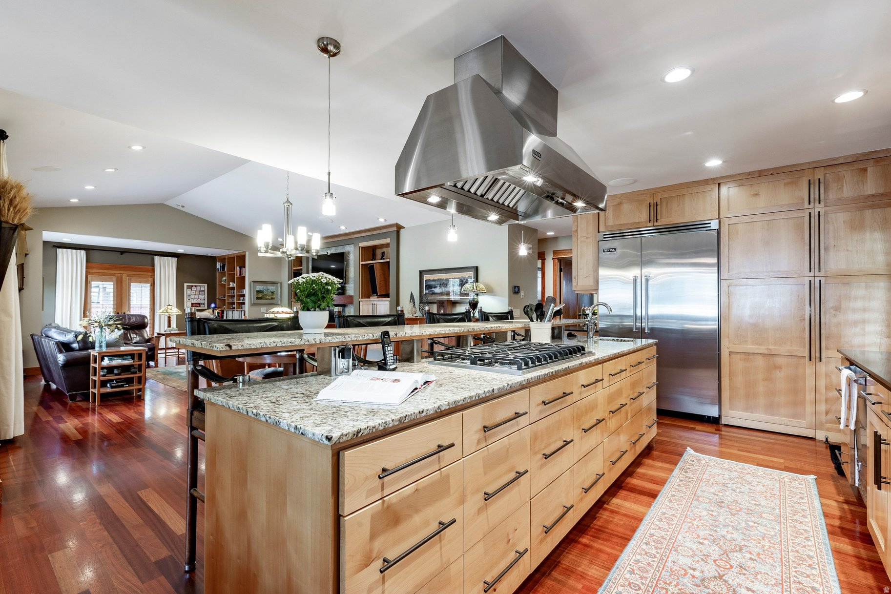 HIGHLAND CIRCLE - Residential