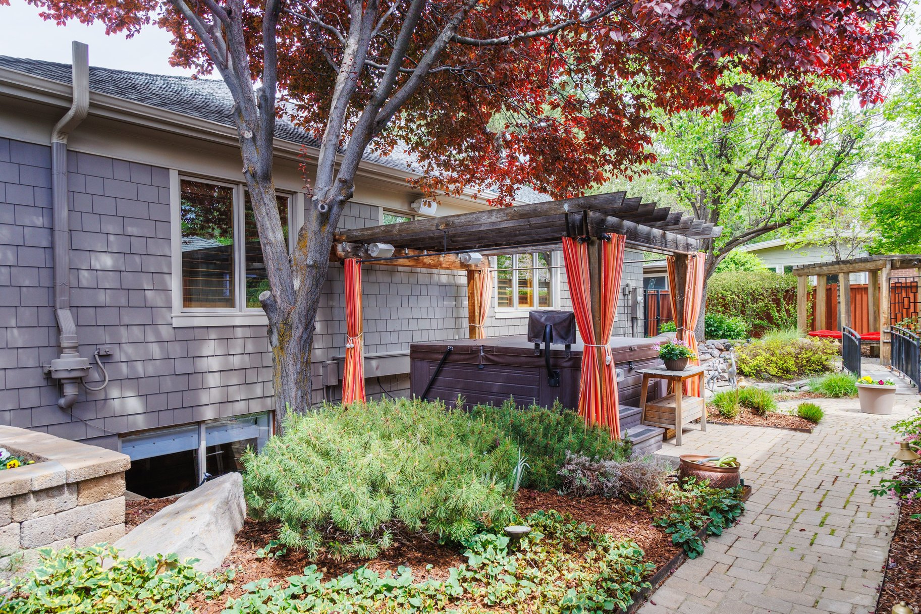 HIGHLAND CIRCLE - Residential