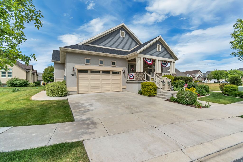 Photo of 728 S GOLDEN LEAF WAY, Mapleton, UT 84664 (MLS # 2160347)