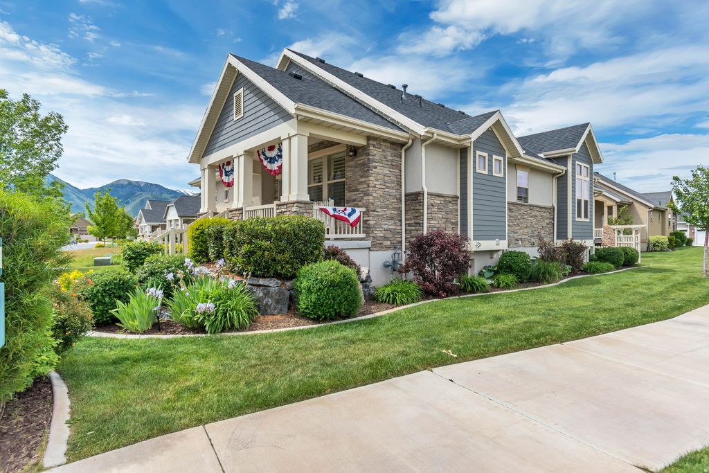Photo of 728 S GOLDEN LEAF WAY, Mapleton, UT 84664 (MLS # 2160347)