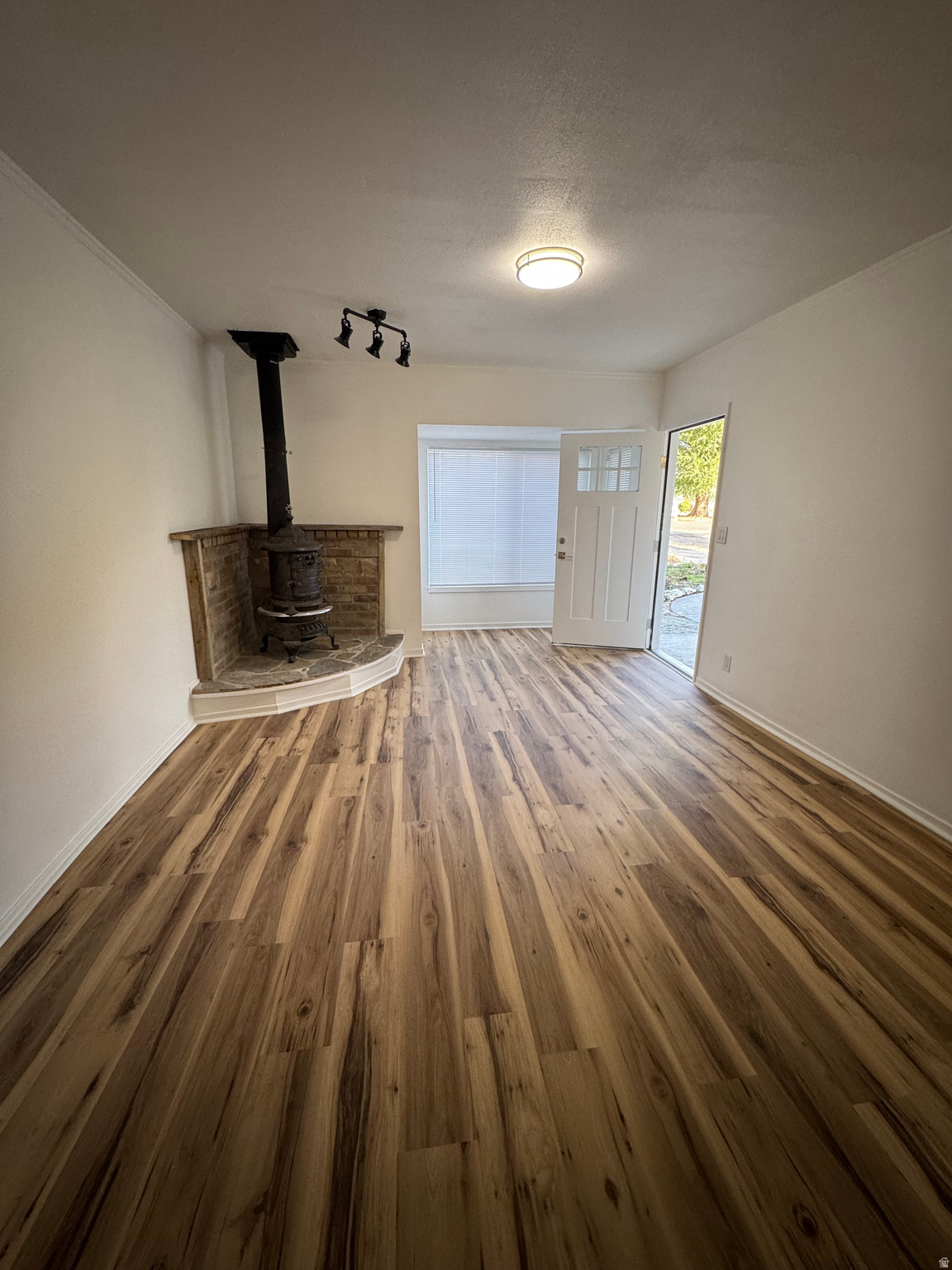 DENSMORE - Commercial Lease