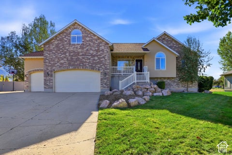 Photo of 272 WRANGLER RD, Farmington, UT 84025 (MLS # 2190290)
