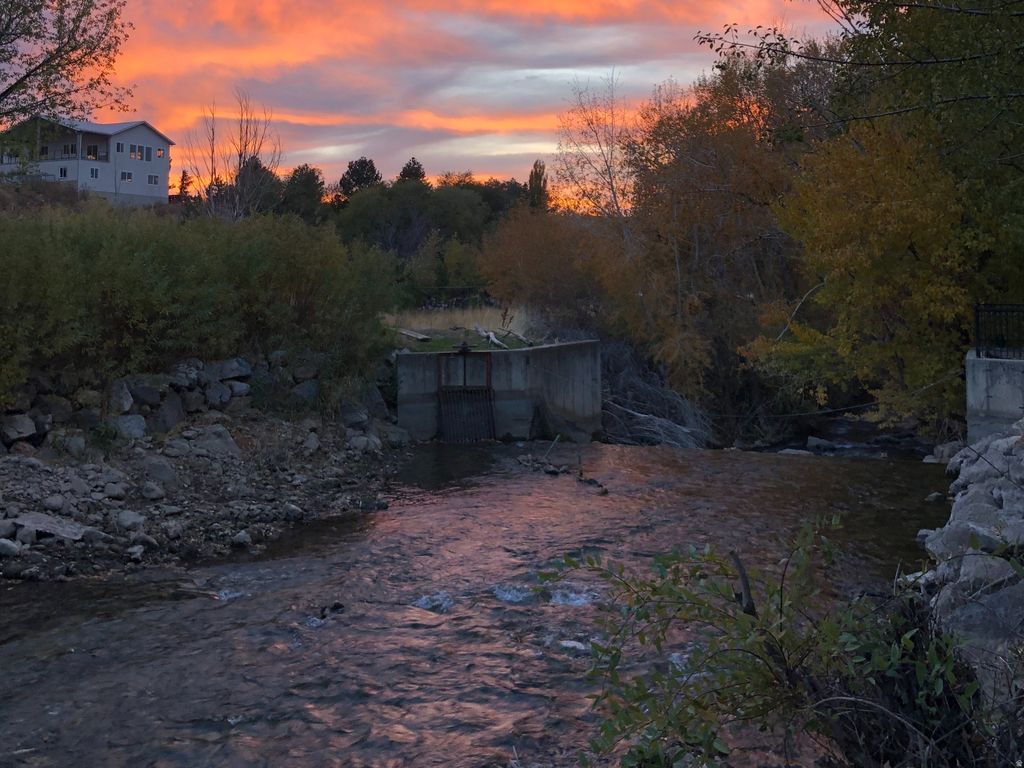 Photo of 1884 TOWN AND COUNTRY RD, Springville, UT 84663 (MLS # 2126204)