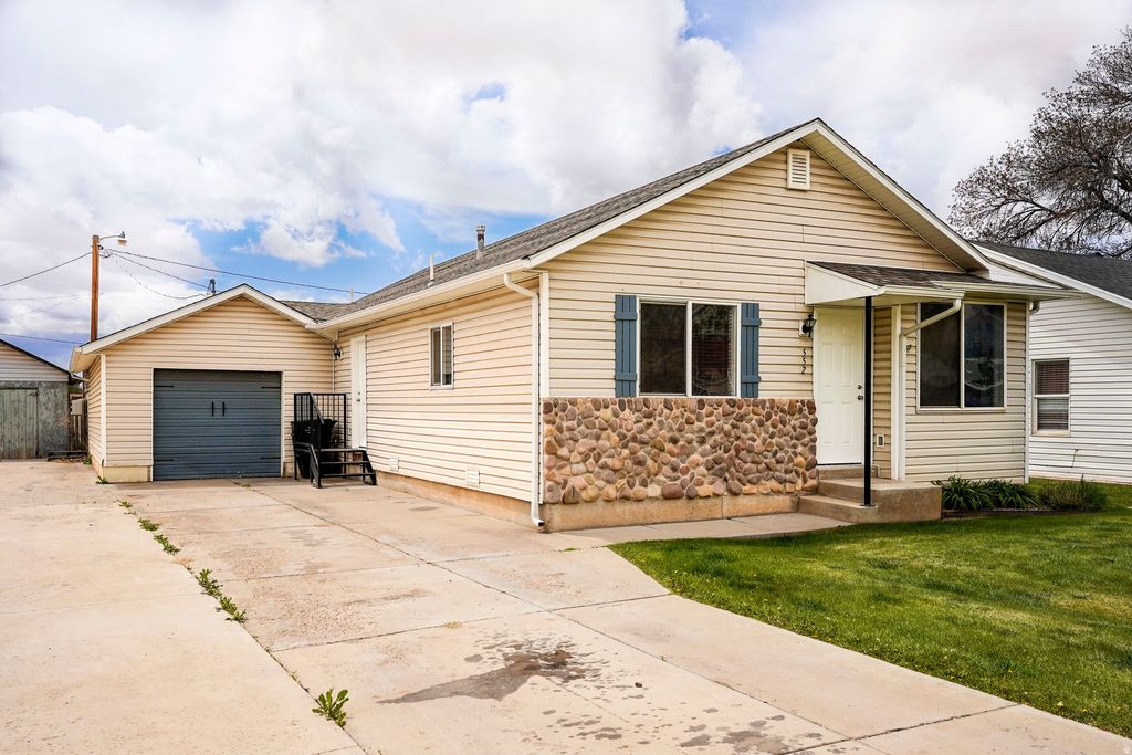 Photo of 552 E 300 N, Roosevelt, UT 84066 (MLS # 2156293)