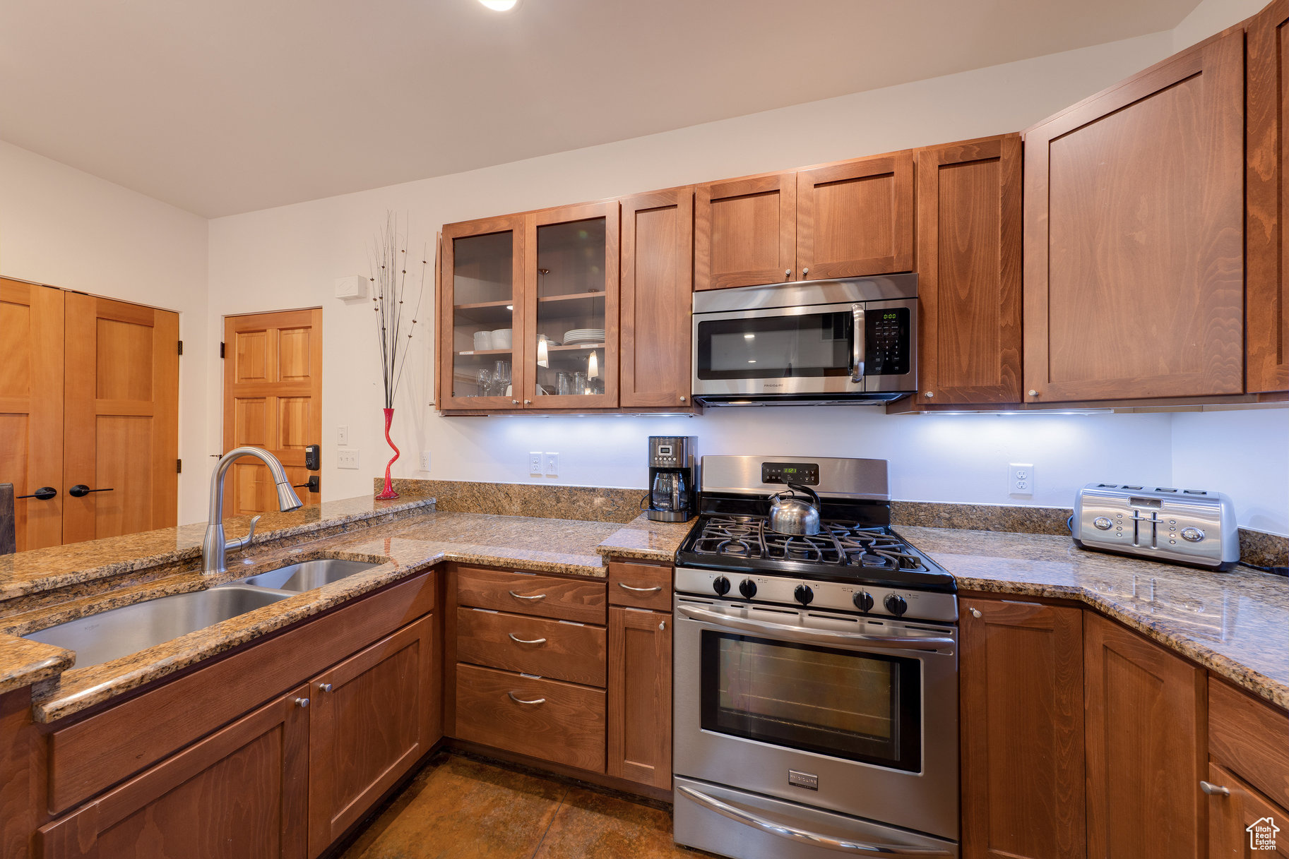 ROBBERS ROOST CONDOS - Residential