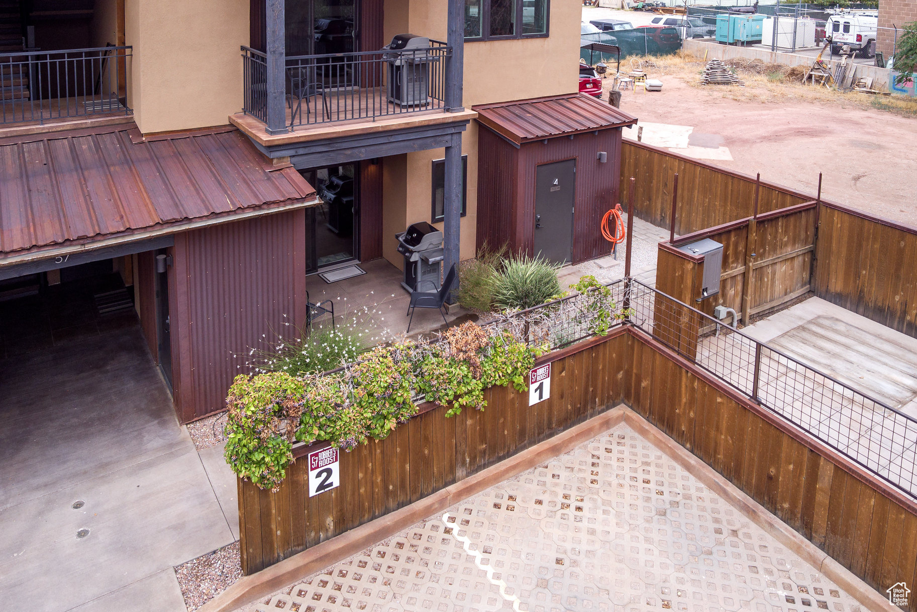 ROBBERS ROOST CONDOS - Residential