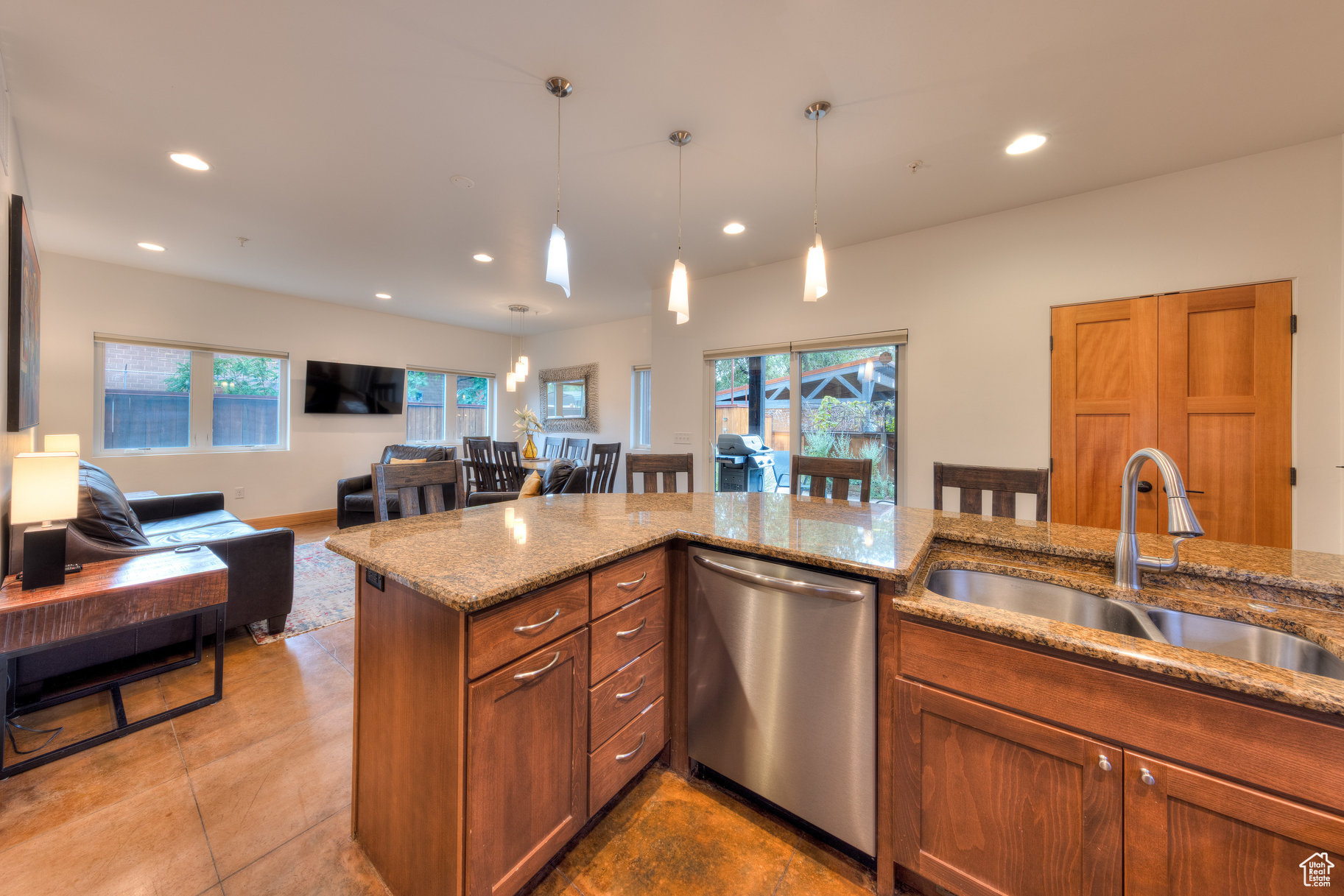 ROBBERS ROOST CONDOS - Residential