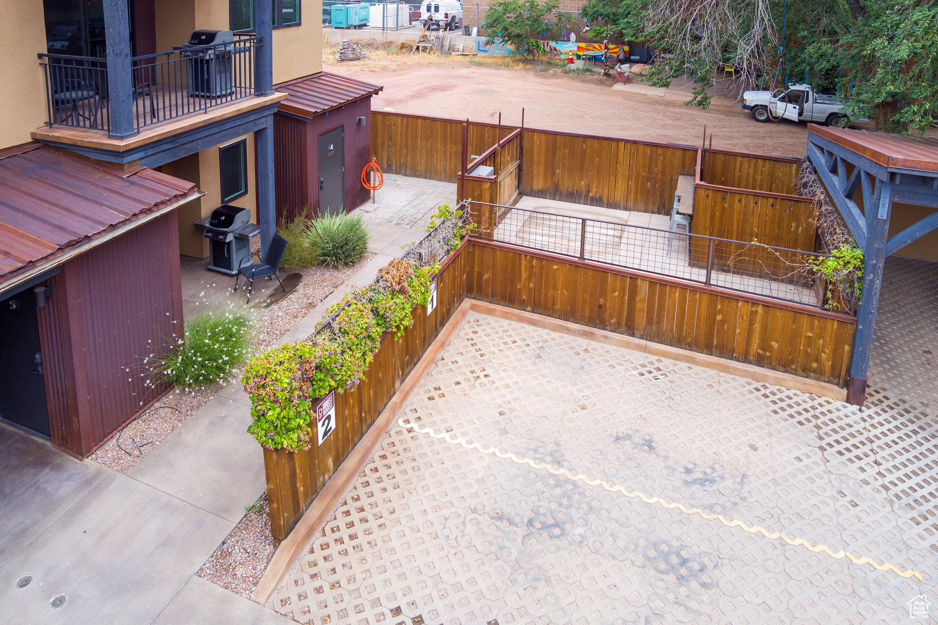ROBBERS ROOST CONDOS - Residential