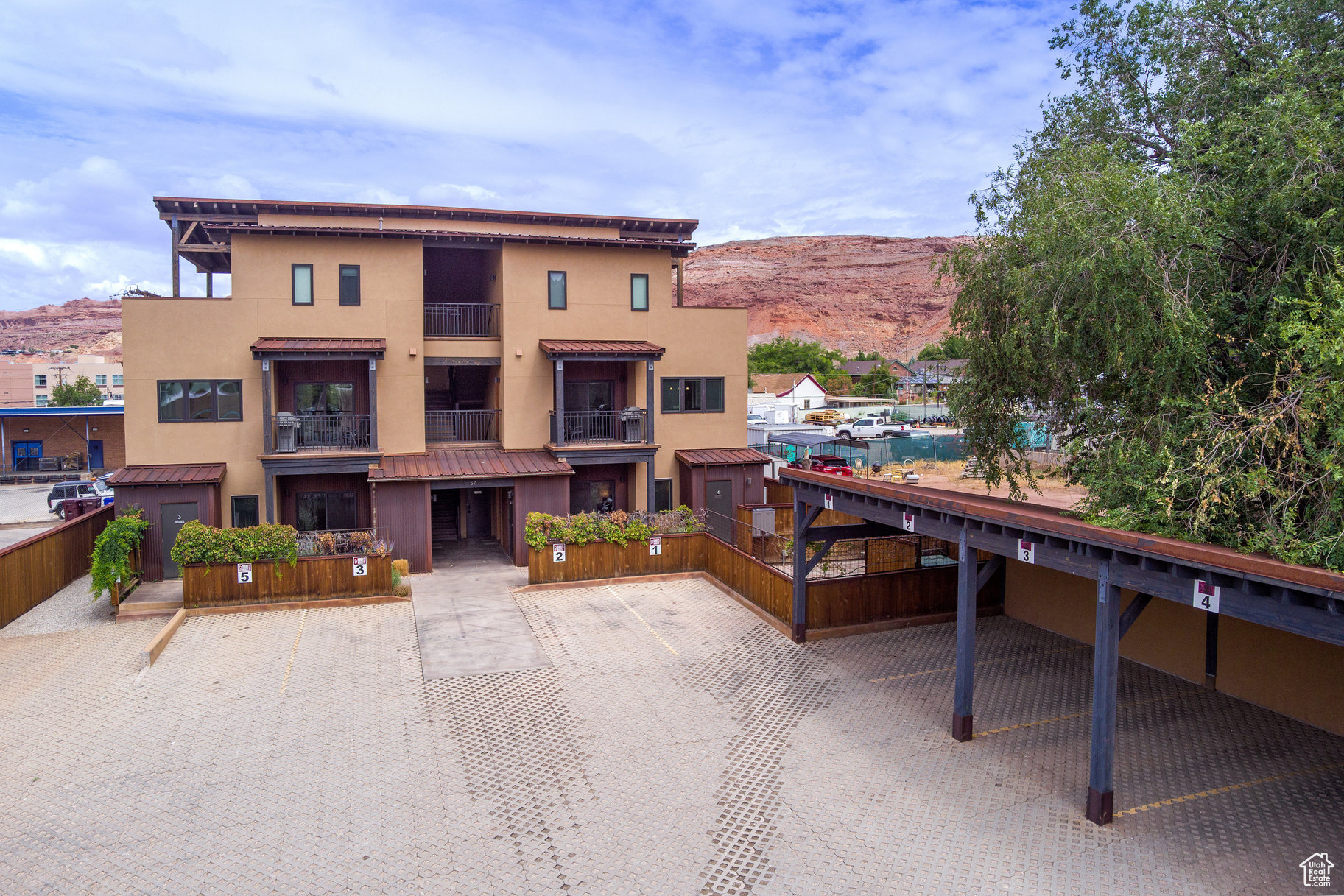 ROBBERS ROOST CONDOS - Residential