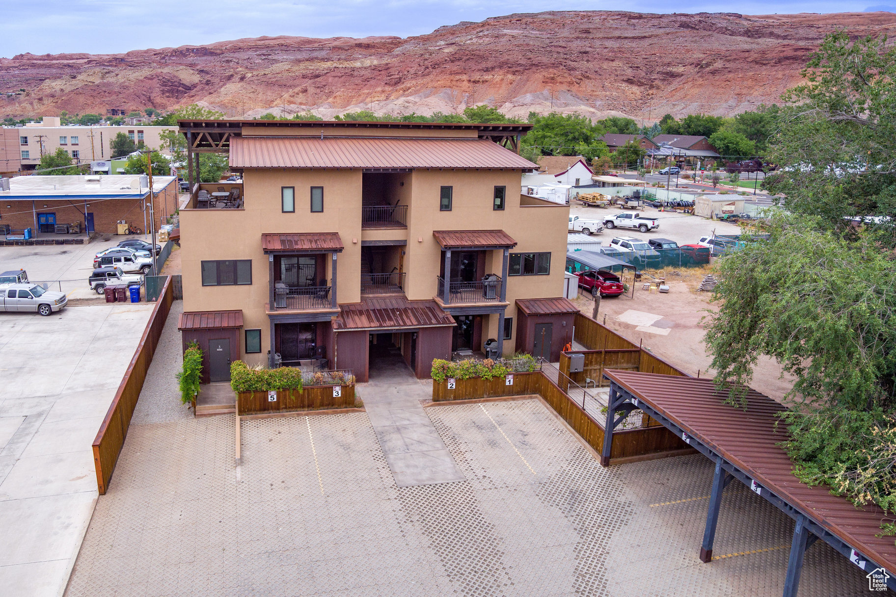 ROBBERS ROOST CONDOS - Residential