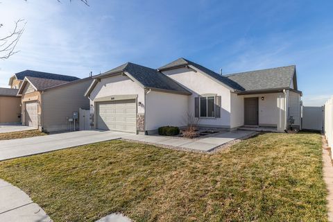 Photo of 1029 N BEXLEY DR, North Salt Lake, UT 84054 (MLS # 2135110)