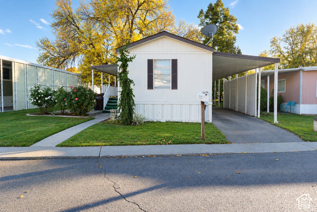 Photo of 1272 E SENDERO CIR, Salt Lake City, UT 84117 (MLS # 2192809)