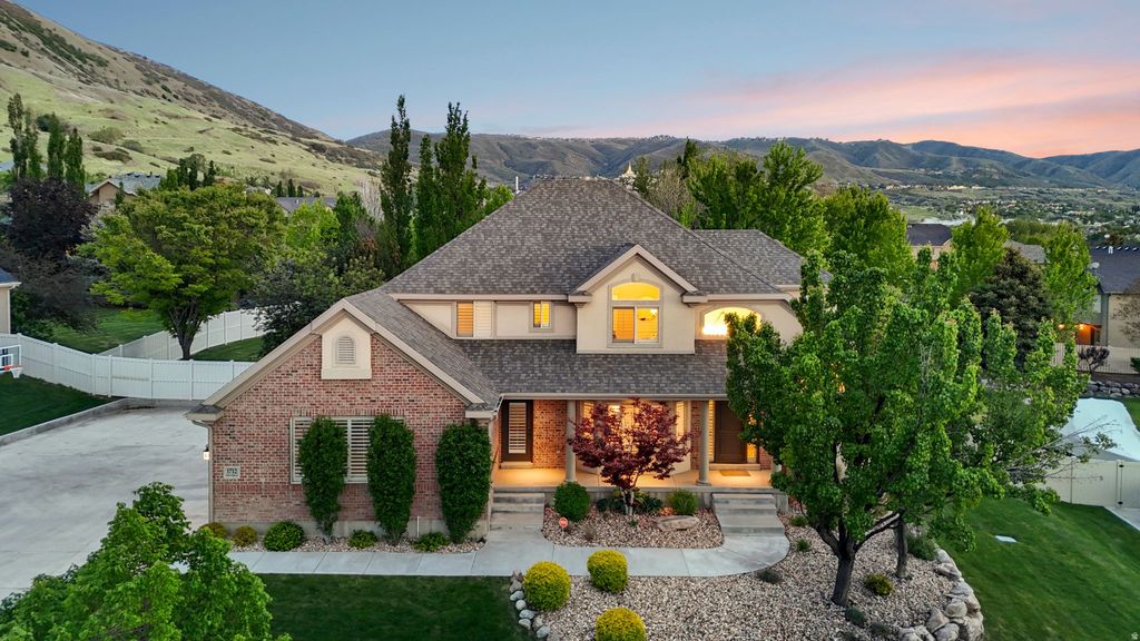 Photo of 1712 E SOMERSET RIDGE DR S, Draper, UT 84020 (MLS # 2156382)