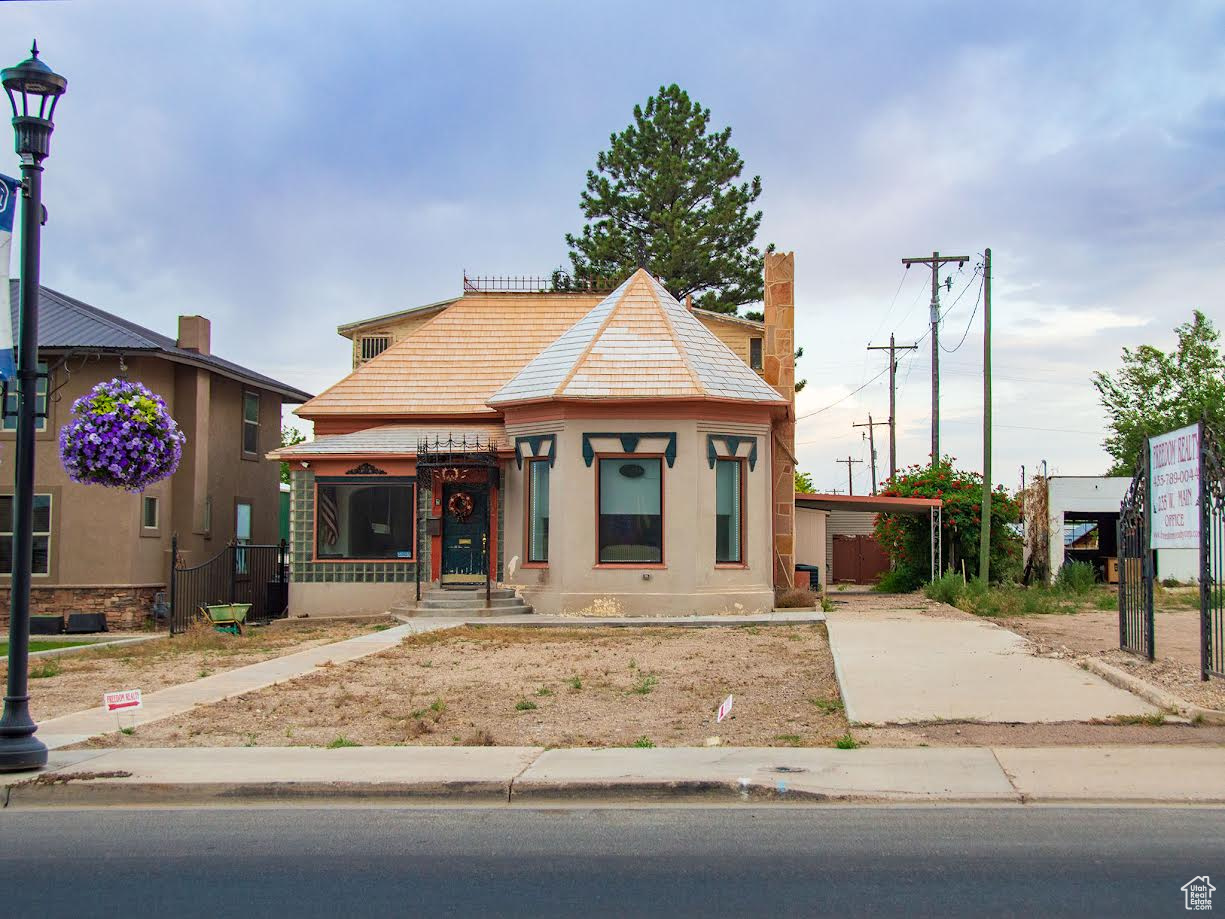 Main image without alt text