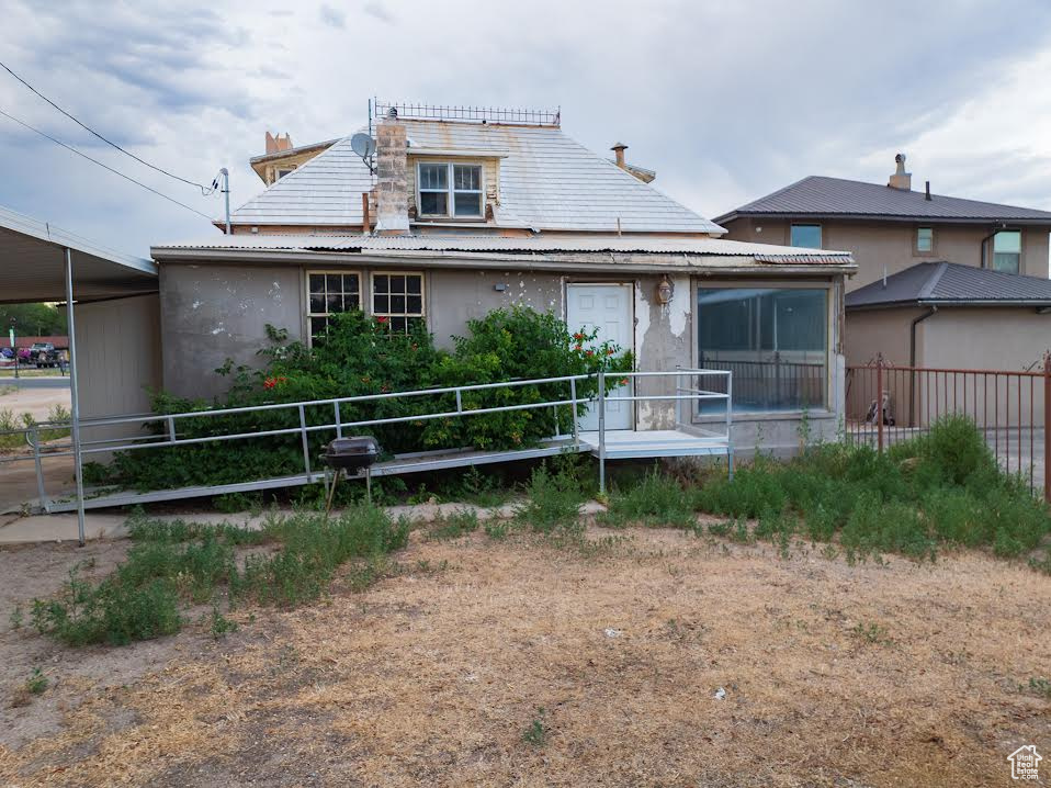 Main image without alt text