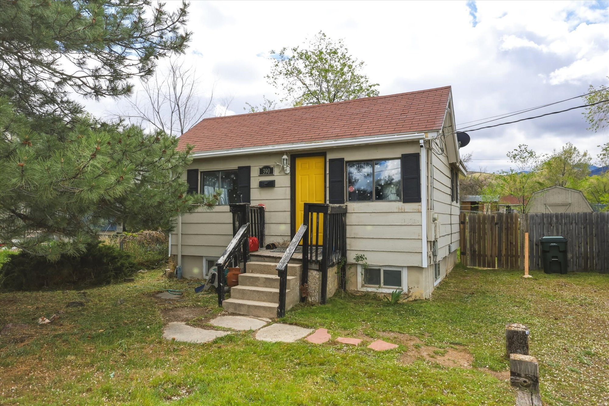 Main image without alt text