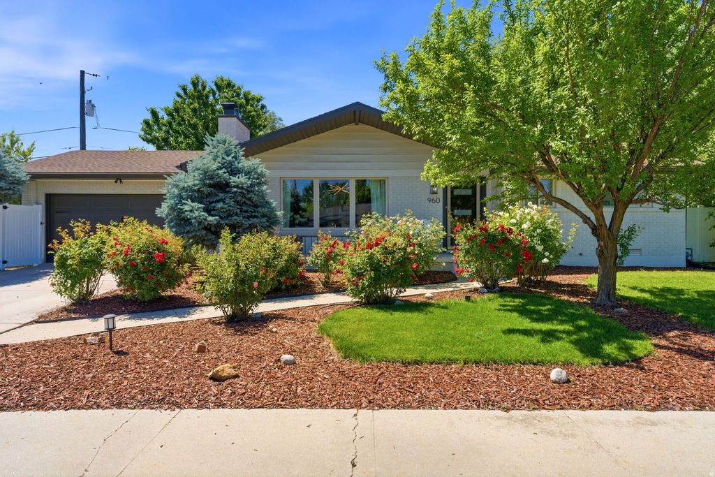Photo of 960 E SAGEHILL DR, Millcreek, UT 84124 (MLS # 2170555)