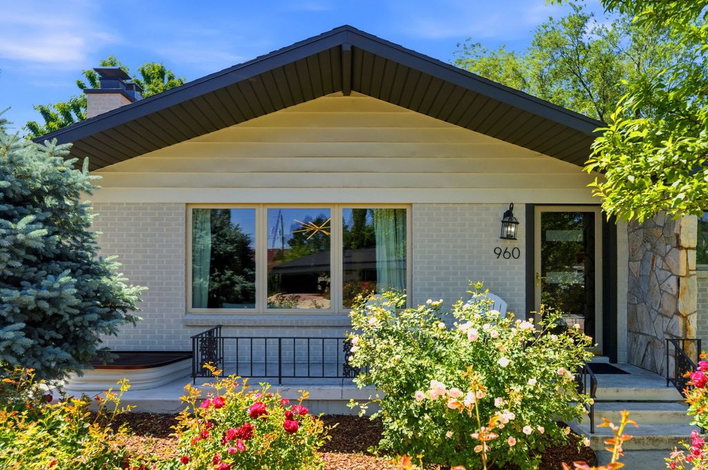 Photo of 960 E SAGEHILL DR, Millcreek, UT 84124 (MLS # 2170555)