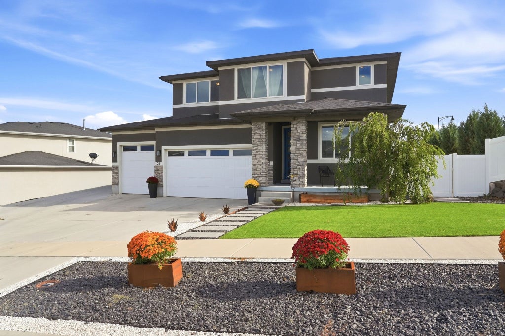 Photo of 21 E HERON HILLS AVE, Saratoga Springs, UT 84045 (MLS # 2186679)