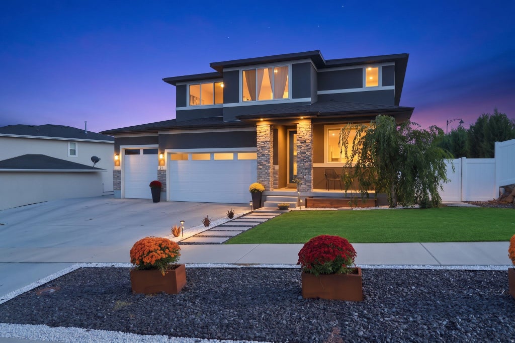 Photo of 21 E HERON HILLS AVE, Saratoga Springs, UT 84045 (MLS # 2186679)