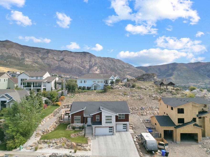Stunning Modern Home with Panoramic Mountain & Valley Views. Located right next to Frog Rock, this home captures breathtaking views of both the valley and surrounding peaks. Inside, you'll find open living spaces, a large kitchen, and oversized windows to maximize natural light. This home is the perfect blend of style, comfort, and location.