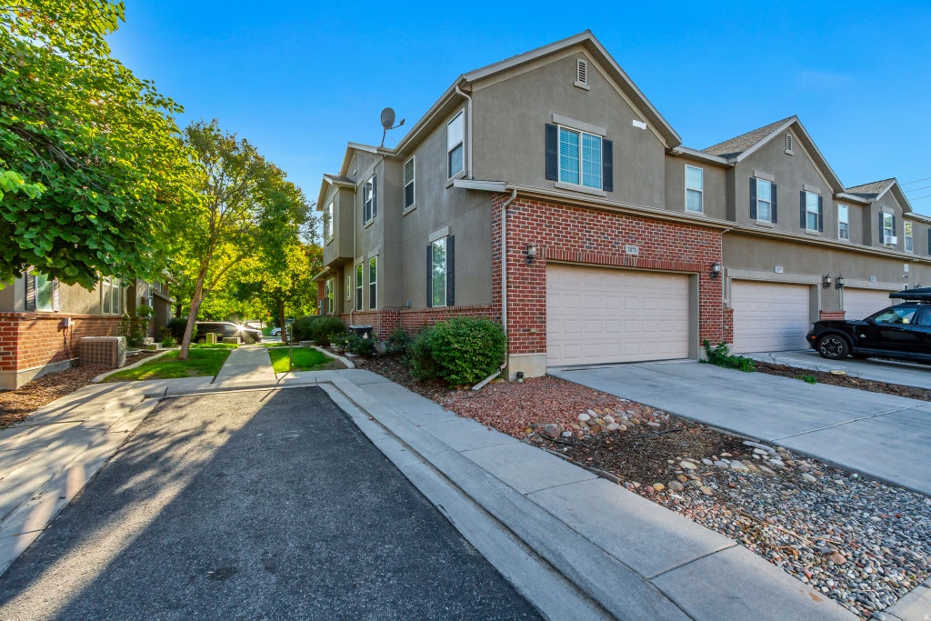 Photo of 3075 S CREWS CT, West Valley City, UT 84120 (MLS # 2186849)