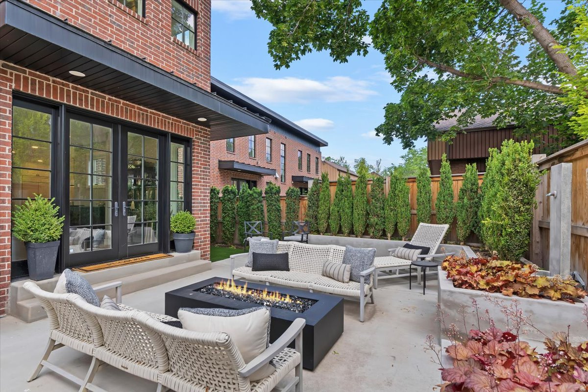 STANFORD COMMONS - Residential