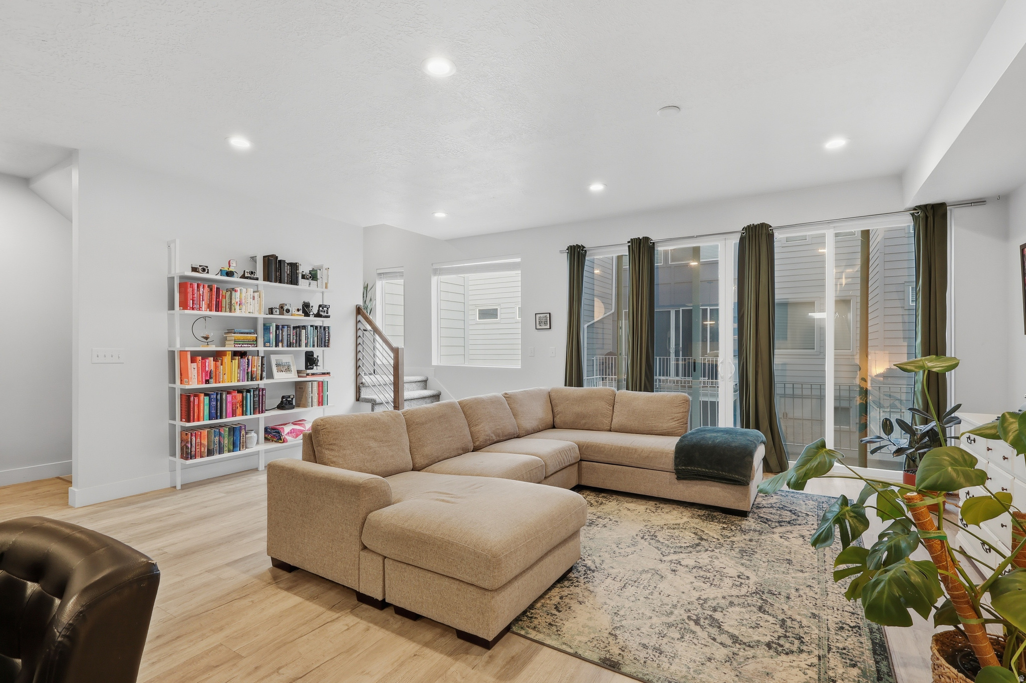 LOFTS ON REDWOOD - Residential