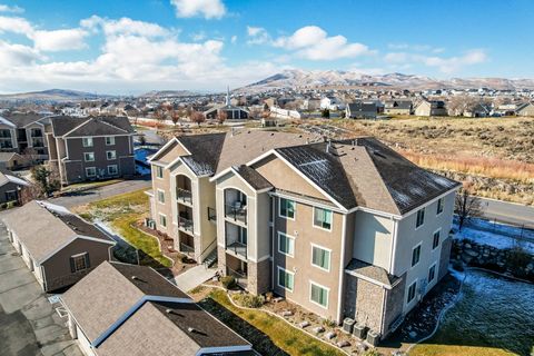 Photo of 148 W SPRING HILL WAY N, Saratoga Springs, UT 84045 (MLS # 2125182)