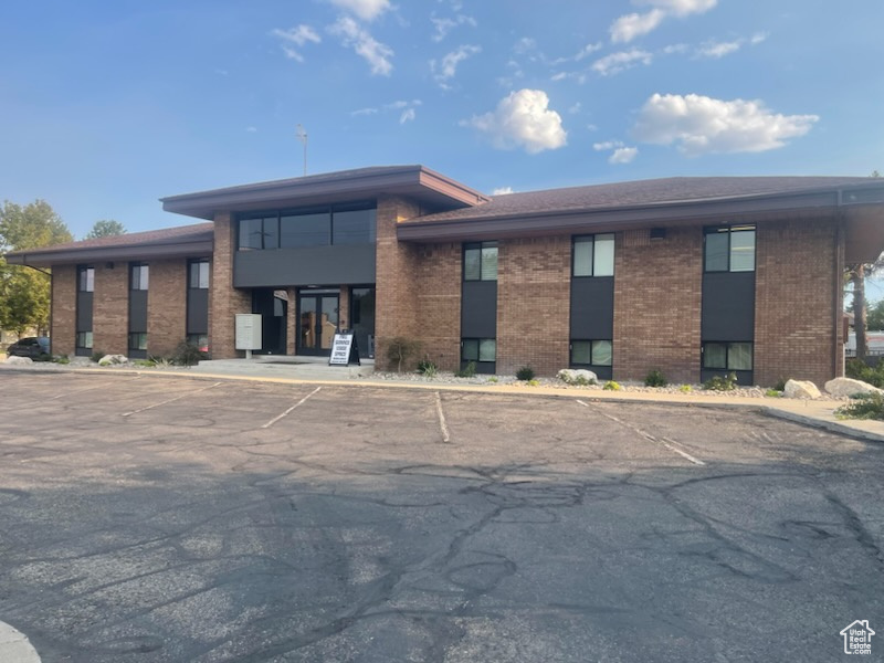 Run your small business as low as $450 a month full service. Three individual office spaces available, one private, and two with adjoining door. Can lease one or all. Shared Restrooms, break area, conference room. Great for small business owners, perfect for counselors, accountant, bookkeepers, financial advisor, solo legal consultant, Life coach, IT consultants , remote tech support or cybersecurity advisors. Web designers, Photographer, Jewelry maker, Notaries the list goes on.