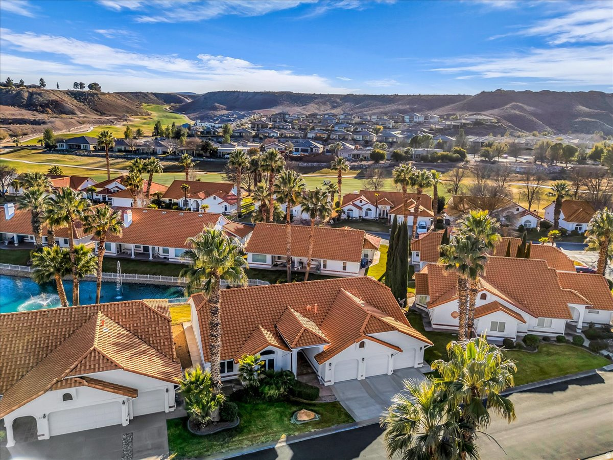 CRYSTAL LAKES TOWHOMES - Residential