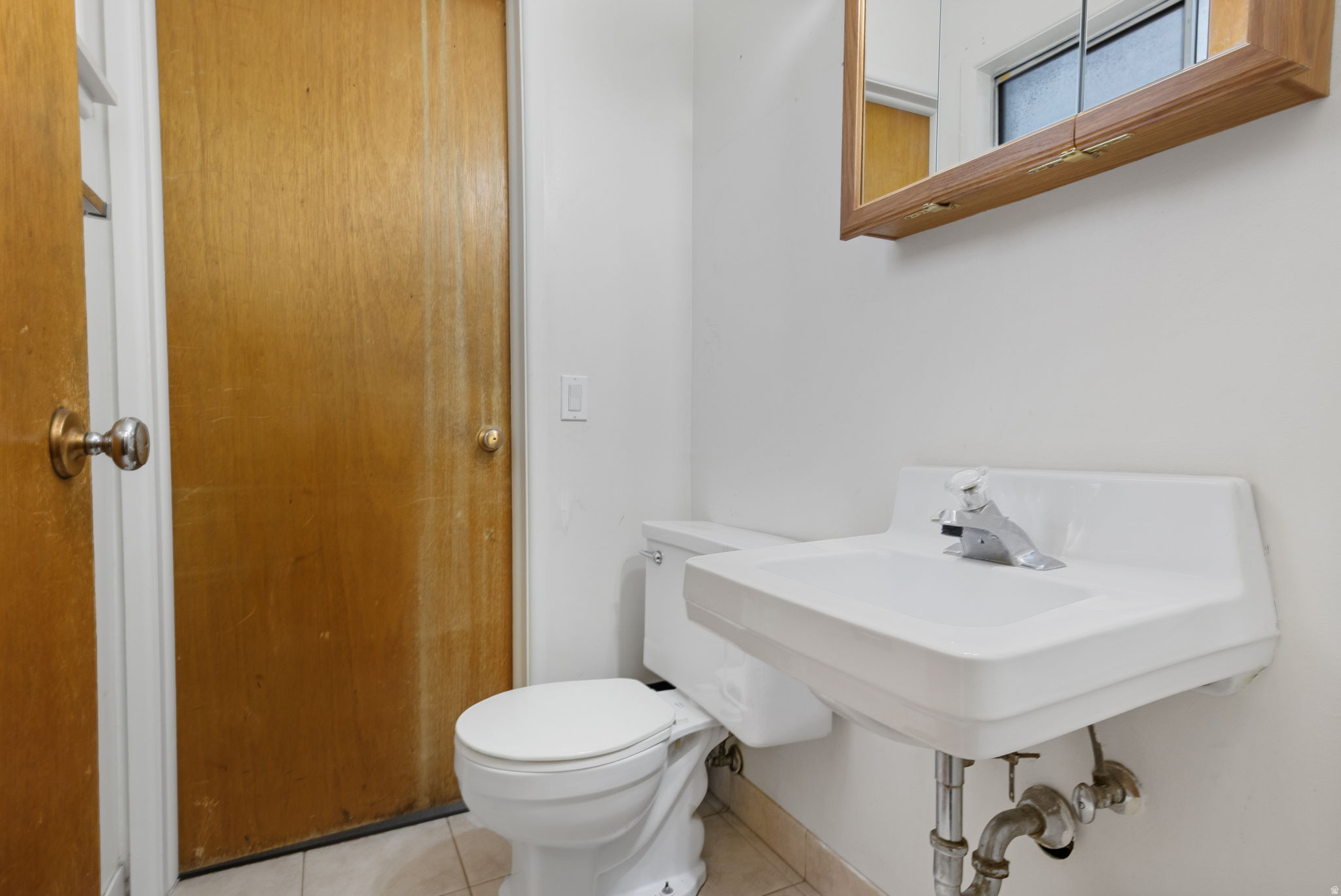 Main image without alt text