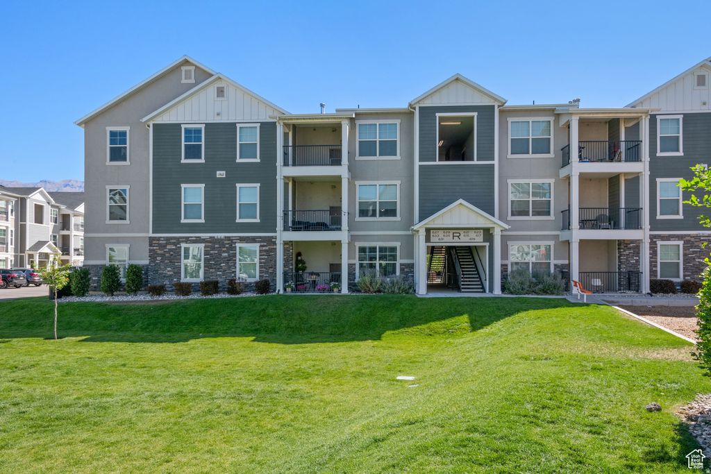 Photo of 633 N SUN PEAK DR W, Vineyard, UT 84059 (MLS # 2152898)