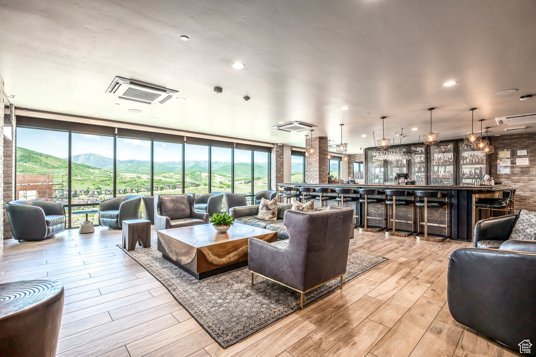 BLACK ROCK LUXURY CO - Residential