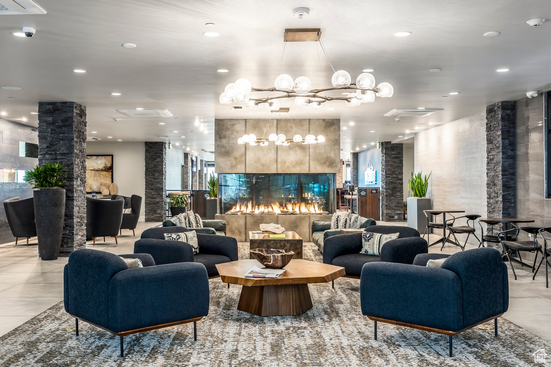 BLACK ROCK LUXURY CO - Residential