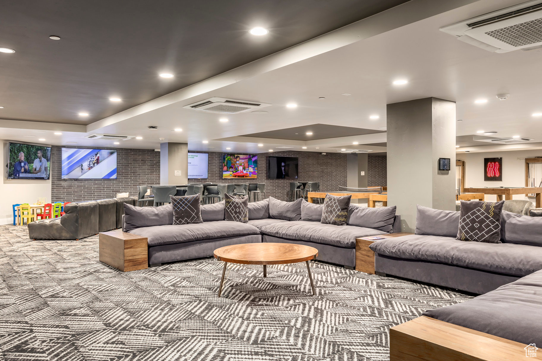 BLACK ROCK LUXURY CO - Residential