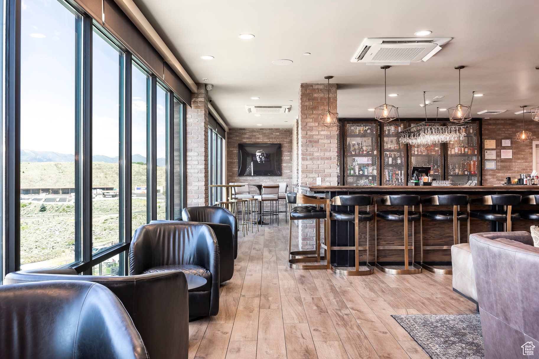 BLACK ROCK LUXURY CO - Residential