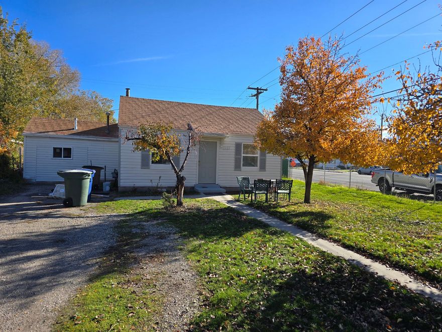 Beautifully updated bungalow, fully fenced, corner lot with large front and backyard, convenient parking with large chain link gate, house is in very good condition with new furnace, new kitchen, new carpet, vinyl and paint and more.