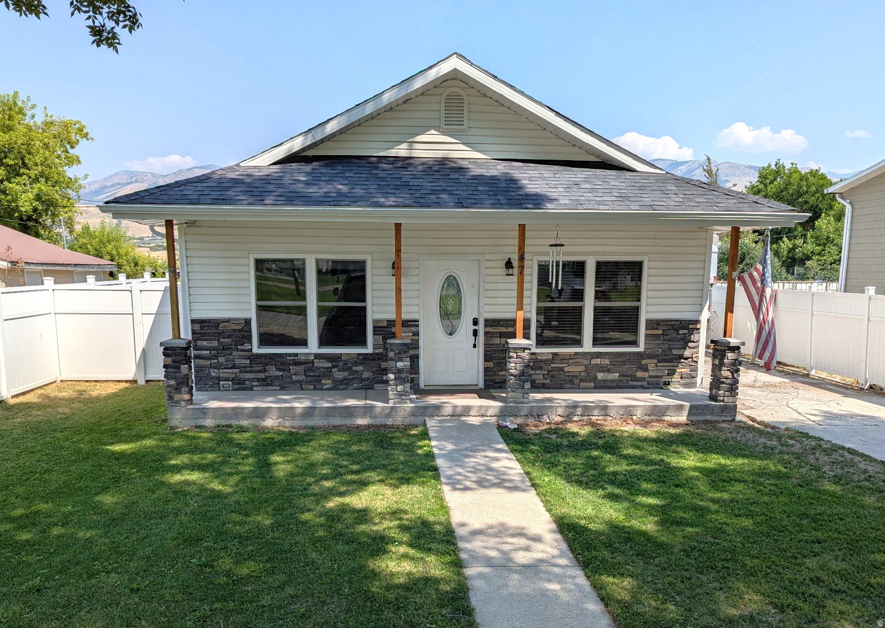 Main image without alt text